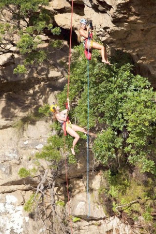 Auch Daniela (l.) und Jessica (r.) lassen sich in die Crystal Pools abseilen.