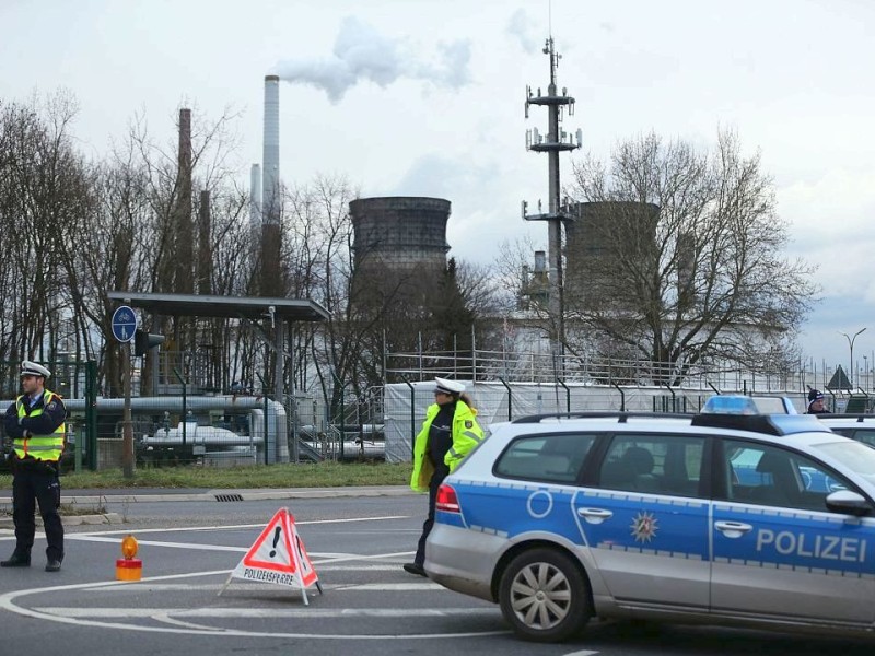 Dunkle Rauchwolken ziehen über Köln-Godorf. Auf dem Gelände der Shell Raffinerie ist ein Brand ausgebrochen.