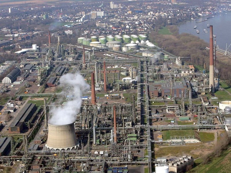 Das Archivbild zeigt die Tanks auf dem Gelände der Erdölraffinerie von Shell in Godorf bei Köln.