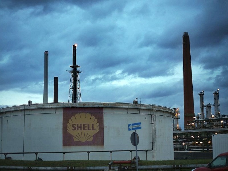 Dunkle Rauchwolken ziehen über Köln-Godorf. Auf dem Gelände der Shell Raffinerie ist ein Brand ausgebrochen.