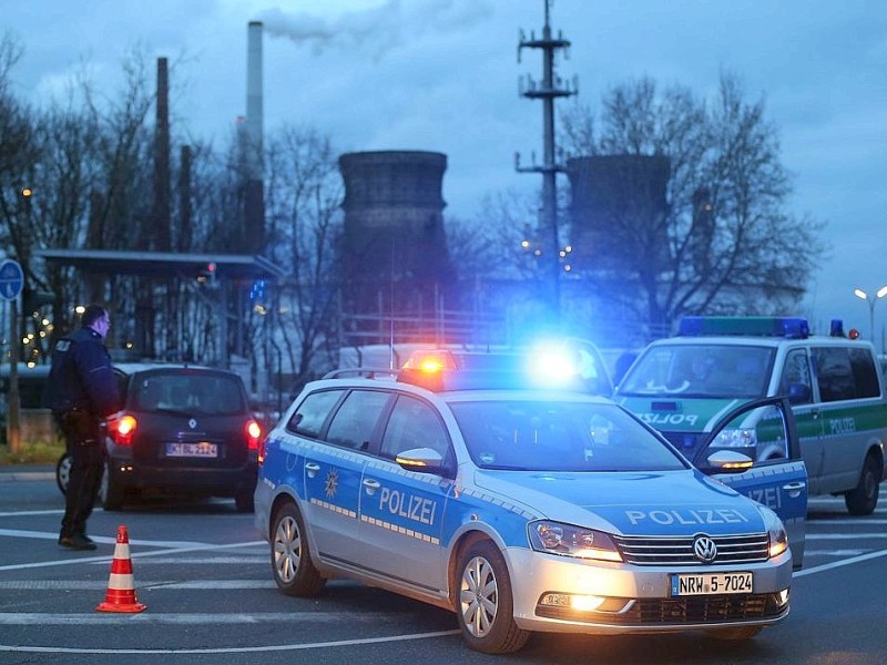 Dunkle Rauchwolken ziehen über Köln-Godorf. Auf dem Gelände der Shell Raffinerie ist ein Brand ausgebrochen.