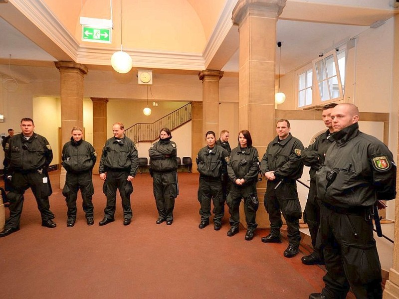 Ein großes Polizeiaufgebot sicherte den Platz rund um das Landgericht Duisburg. Auch auf dem Dach des Citypalais waren Beamte postiert. Die Stadt hatte vor dem Prozess ein Kutten-Verbot verhängt.