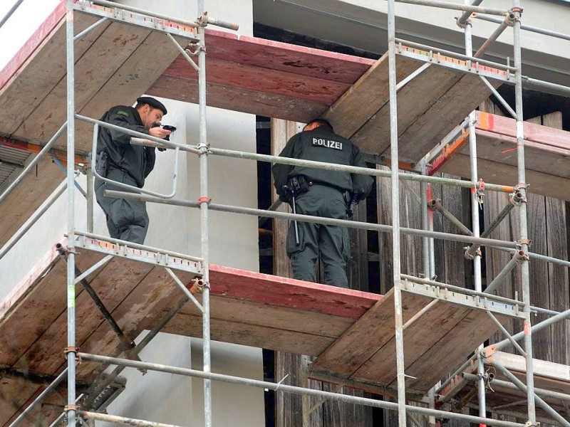 Ein großes Polizeiaufgebot sicherte den Platz rund um das Landgericht Duisburg. Auch auf dem Dach des Citypalais waren Beamte postiert. Die Stadt hatte vor dem Prozess ein Kutten-Verbot verhängt.