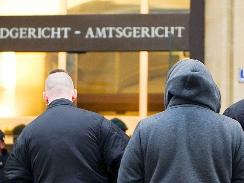 Ein großes Polizeiaufgebot sicherte den Platz rund um das Landgericht Duisburg. Auch auf dem Dach des Citypalais waren Beamte postiert. Die Stadt hatte vor dem Prozess ein Kutten-Verbot verhängt.