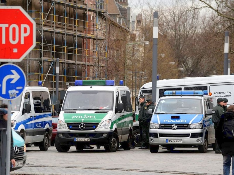 Ein großes Polizeiaufgebot sicherte den Platz rund um das Landgericht Duisburg. Auch auf dem Dach des Citypalais waren Beamte postiert. Die Stadt hatte vor dem Prozess ein Kutten-Verbot verhängt.