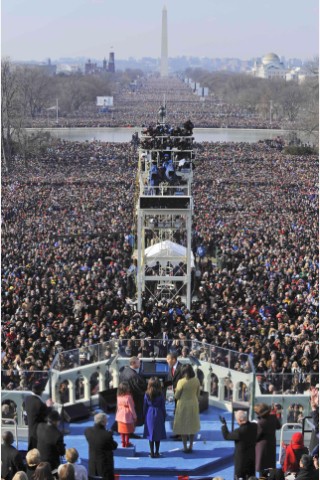 ... sind Zeugen der Vereidigung und blicken auf ihren neuen Präsidenten, auf dem nach der Amtszeit von George W. Bush beinahe unerfüllbare Erwartungen lasteten. Auch Malia und Sasha stehen im Fokus hunderter Fernseh- und Fotokameras. So etwas wie Nervosität ließen sie sich trotzdem kaum anmerken. In einem offenen Brief...