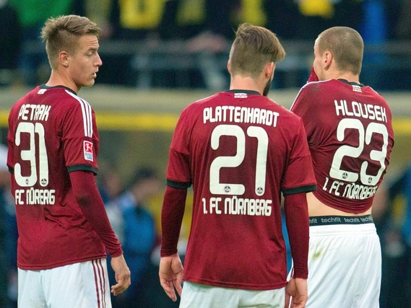 Borussia Dortmund ist auch in der Fußball-Bundesliga zurück auf Erfolgskurs. Eine Woche nach der ernüchternden Schlappe beim Hamburger SV (0:3) setzte sich die Mannschaft von Trainer Jürgen Klopp mit 3:0 (0:0) gegen den 1. FC Nürnberg durch. Wie schon beim famosen Champions-League-Auftritt vier Tage zuvor in St. Petersburg (4:2) präsentierte sich der BVB am Samstag von seiner besseren Seite und rückte auf Rang zwei vor. Vor 80 645 Zuschauern im ausverkauften Signal Iduna Park sorgten der nach dreiwöchiger Verletzungspause ins Team zurückgekehrte Mats Hummels (51. Minute), Robert Lewandowski (67.) und Henrich Mchitarjan (83.) für den verdienten Sieg.