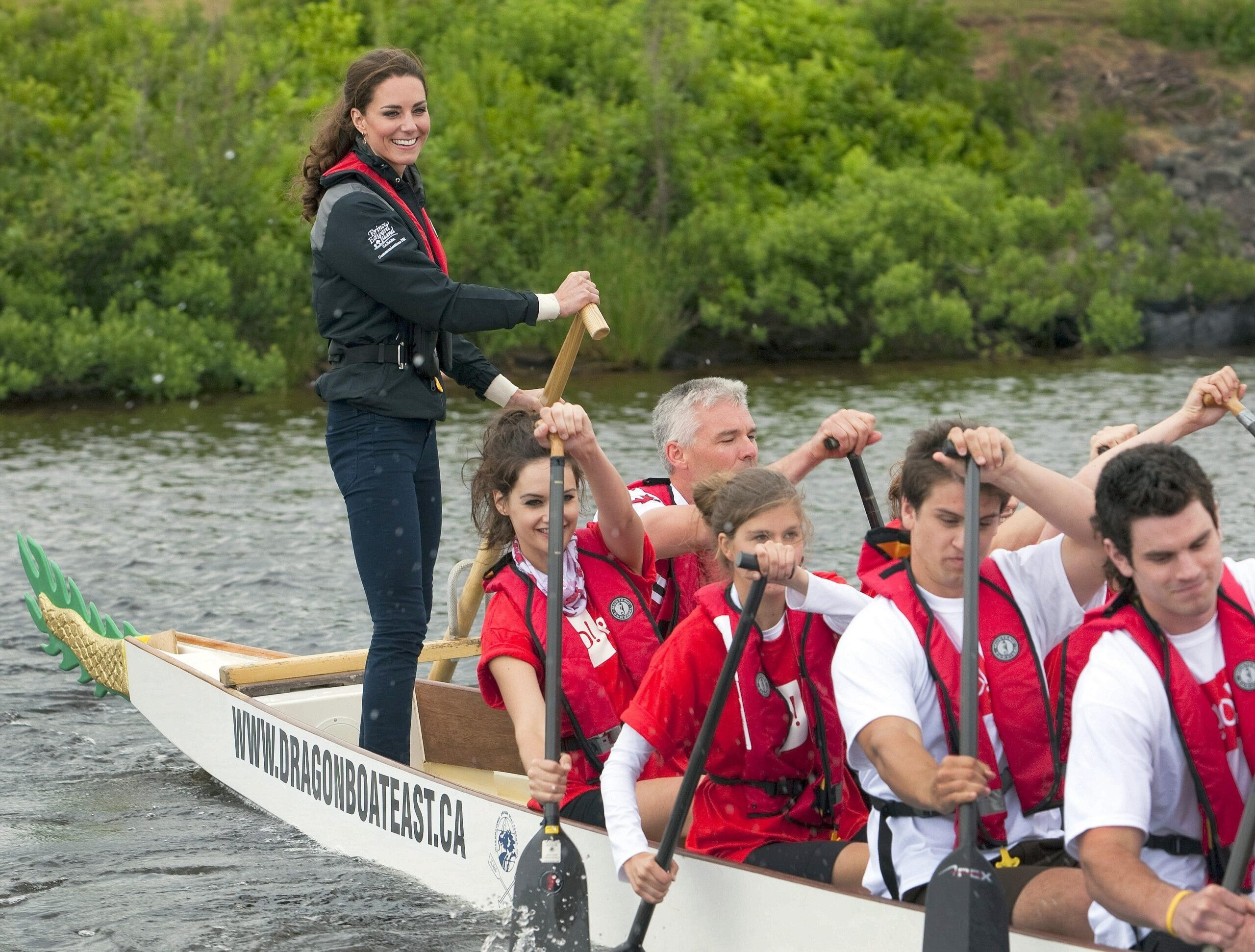 Auf zum Duell: Bei ihrem Besuch in Kanada trat Herzogin Kate am Montag gegen ihren Mann Prinz William... .