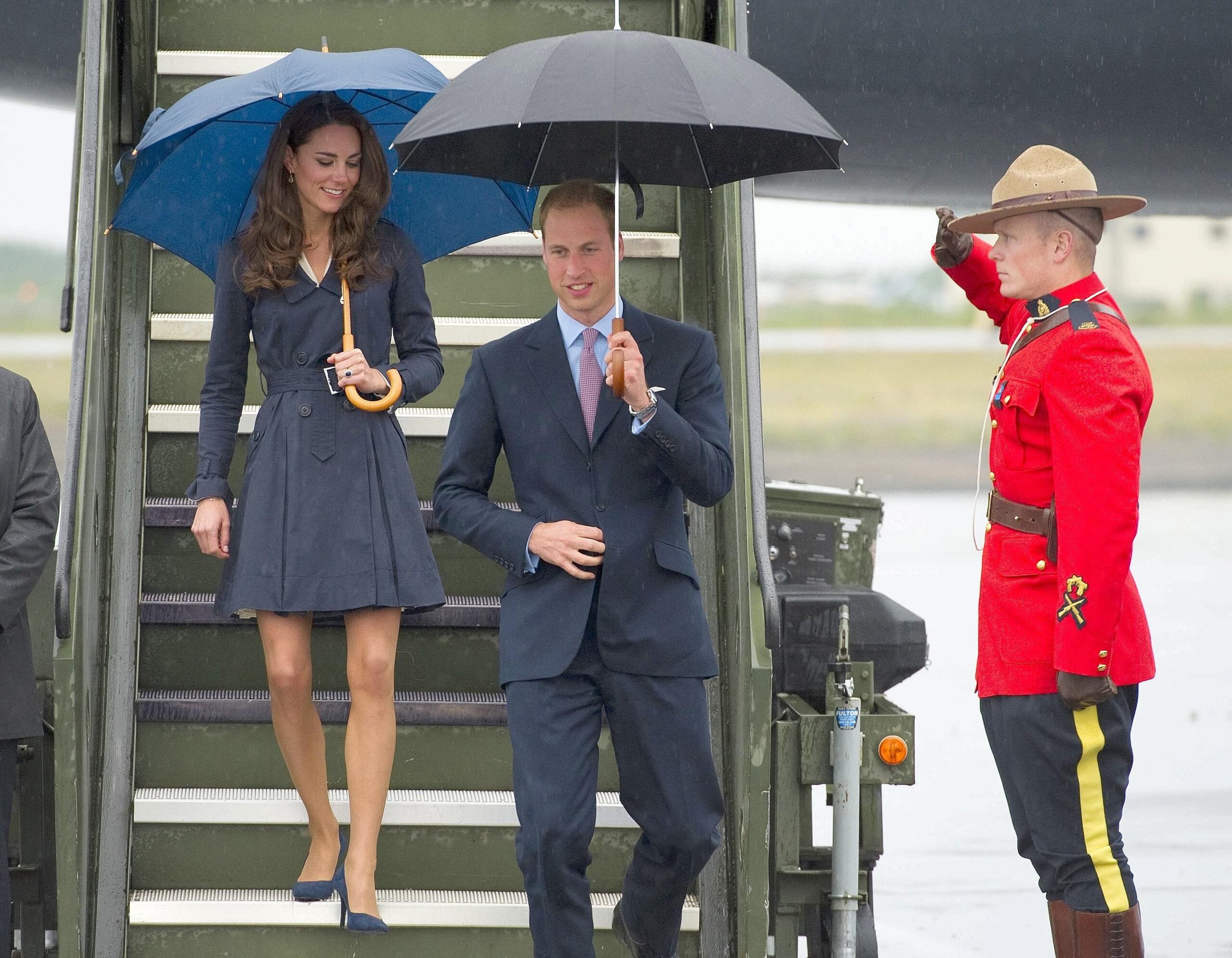 ...weiter und kam bei schlechtem Wetter in der Stadt Yellowknife an. Insgesamt neun Tage reisen William und Kate...