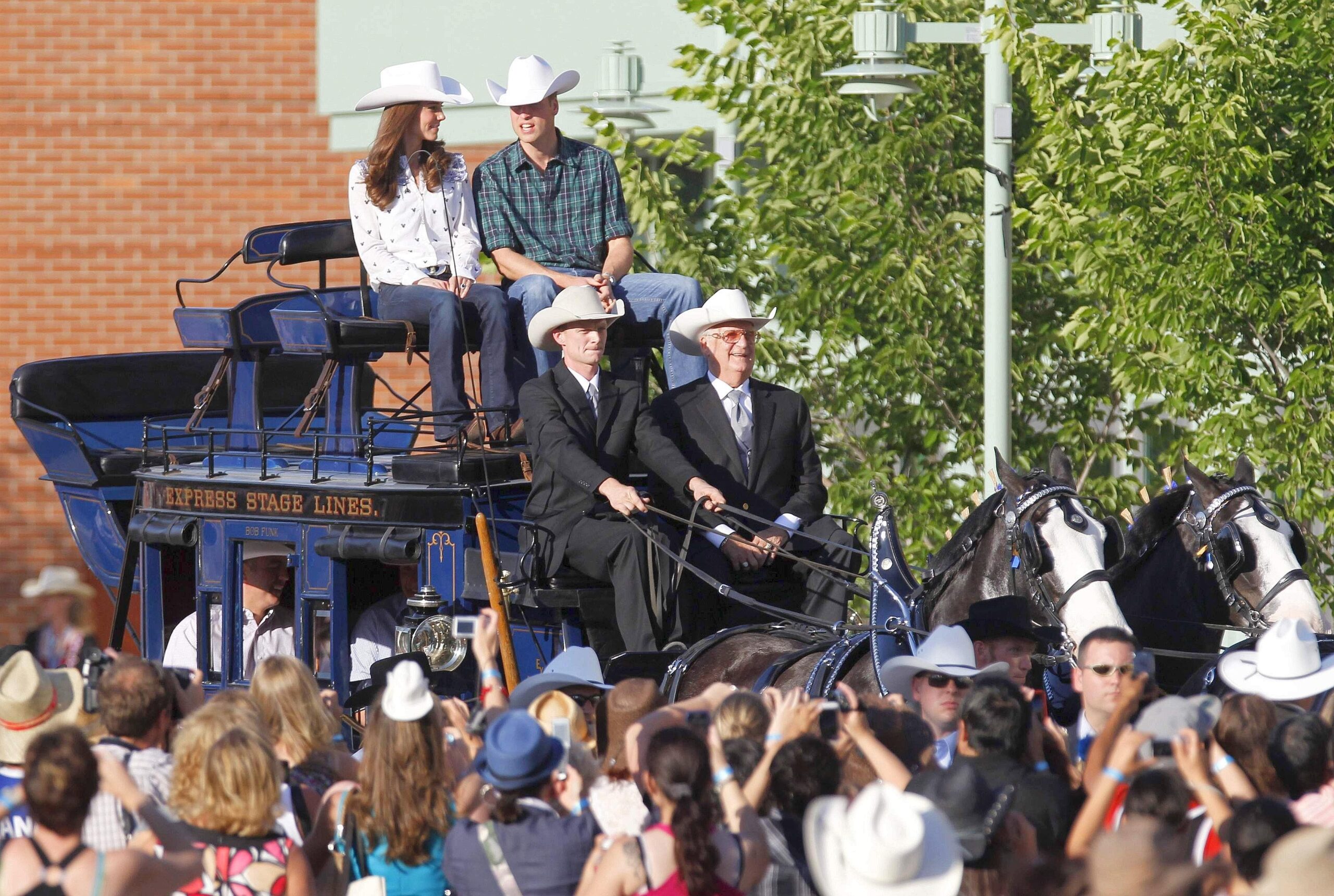 ...spricht Bände. Später dann zeigten sich der Prinz und die Herzogin bei einer Rodeo-Vorführung dann doch ganz im Cowboy-Look. Ganz wohl schien sich William...