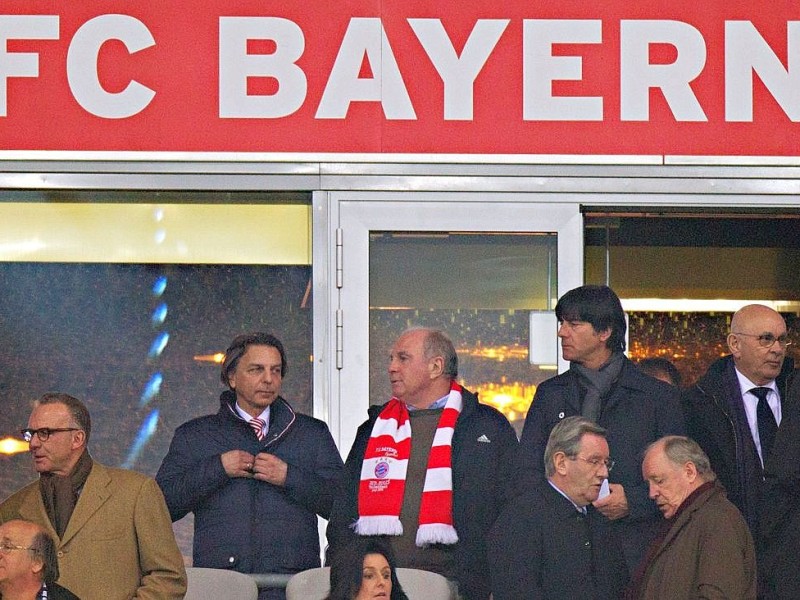 Vom Gericht auf die Tribüne: Uli Hoeneß besuchte das Champions-League-Spiel zwischen dem FC Bayern München und dem FC Arsenal.