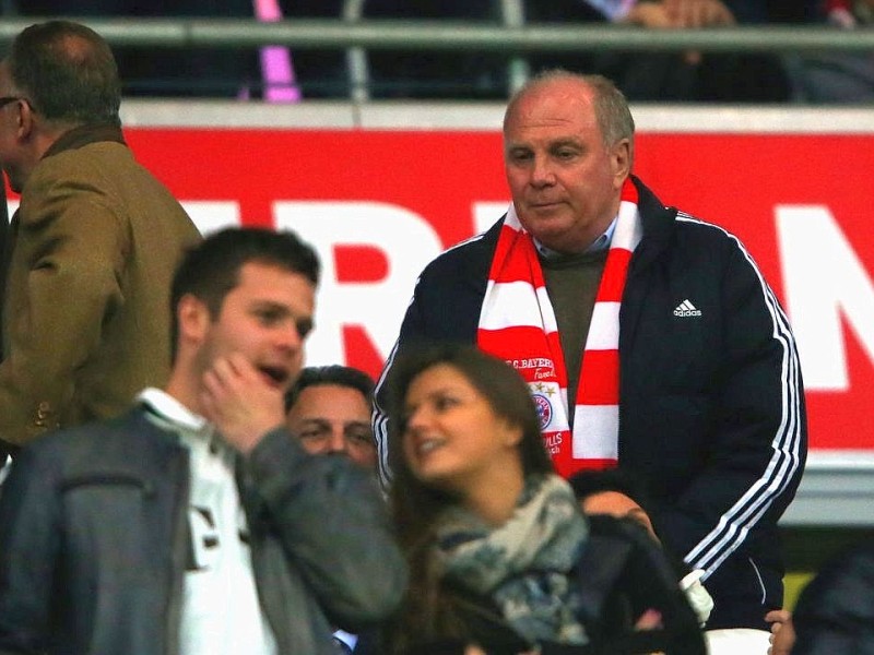 Vom Gericht auf die Tribüne: Uli Hoeneß besuchte das Champions-League-Spiel zwischen dem FC Bayern München und dem FC Arsenal.