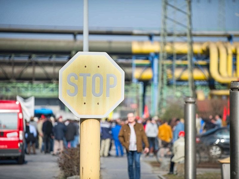 Die Belegschaft von Outokumpu-Nirosta legte die Arbeit am Mittwoch nieder und kam bei einer zusätzlichen Belegschaftsversammlung auf dem Werksgelände in Bochum zusammen.