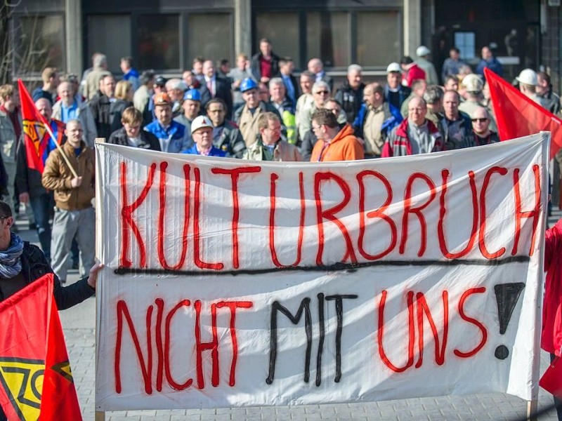 BOCHUM - Die Belegschaft von Outokumpu Nirosta legte die Arbeit nieder und versammelte sich auf dem Werksgelände bei einer zusätzlichen Belegschaftsversammlung am Mittwoch, den 12. Maerz 2014. Dem Bochumer Werk des Edelstahlfabrikanten droht 2015 die Schließung. Foto: Ingo Otto / WAZ FotoPool