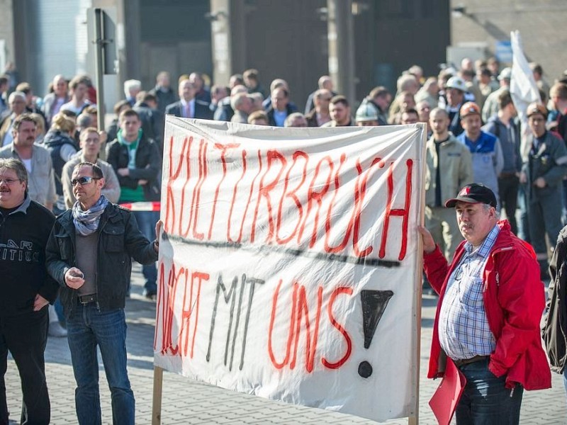 BOCHUM - Die Belegschaft von Outokumpu Nirosta legte die Arbeit nieder und versammelte sich auf dem Werksgelände bei einer zusätzlichen Belegschaftsversammlung am Mittwoch, den 12. Maerz 2014. Dem Bochumer Werk des Edelstahlfabrikanten droht 2015 die Schließung. Foto: Ingo Otto / WAZ FotoPool