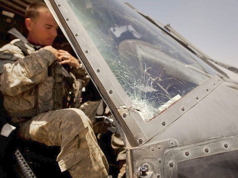 Sicher gelandet: Blackhawk-Pilot Robert A. Campbell nach dem Einsatz, bei dem Burness Britt gerettet wurde.