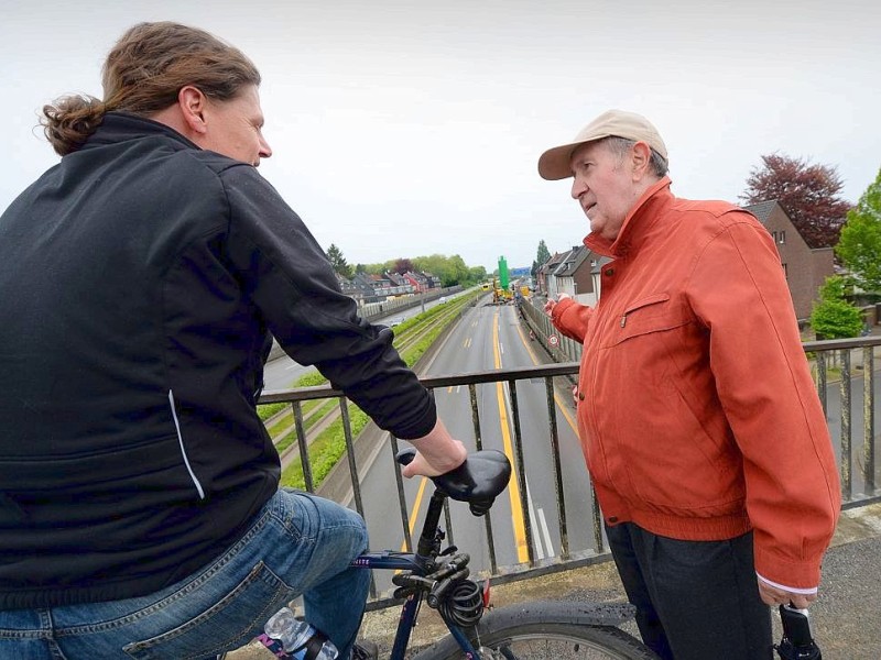 Passanten auf der Fußgängerbrücke an der Huckarder Straße Foto: Kerstin Kokoska