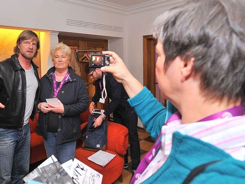 Die fünf WAZ-Leserinnen durften Henning Baum in der Lichtburg persönlich treffen und befragen.