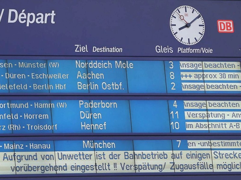Da blieb wenig mehr als Warten und Hoffen: Eine Anzeigetafel am Bahnhof in Köln, wo...