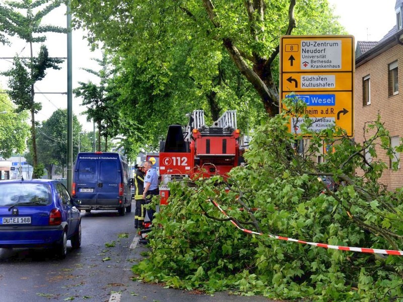 Ein Tag nach dem Unwetter mit Gewittern und Starkregen sind die Schäden in Duisburg sichtbar.