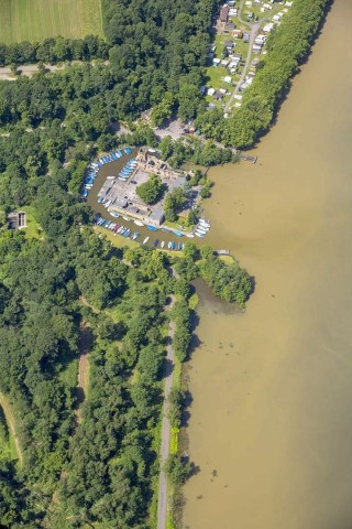 Der Baldeneysee ist braun gefärbt, und die Uferwege waren teilweise nicht passierbar.