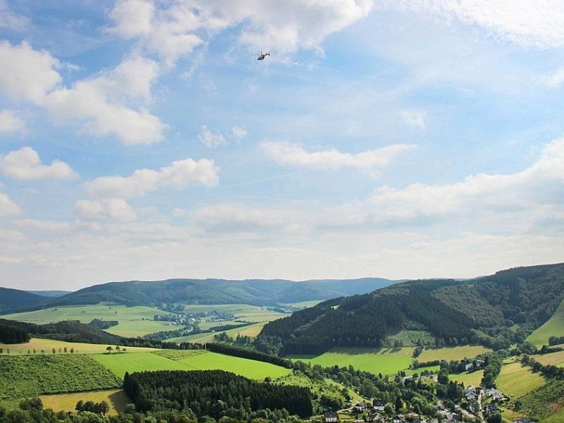 Nach der Kollision mit einem Kampfjet der Bundeswehr ist am Montagnachmittag ein Learjet bei Elpe im Sauerland abgestürzt. Der Unfall geschah bei einer Flugübung. Mindestens ein Insasse des Zivilflugzeugs kam ums Leben.