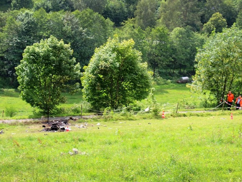 Nach der Kollision mit einem Kampfjet der Bundeswehr ist am Montagnachmittag ein Learjet bei Elpe im Sauerland abgestürzt. Der Unfall geschah bei einer Flugübung. Mindestens ein Insasse des Zivilflugzeugs kam ums Leben.