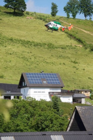 Nach der Kollision mit einem Kampfjet der Bundeswehr ist am Montagnachmittag ein Learjet bei Elpe im Sauerland abgestürzt. Der Unfall geschah bei einer Flugübung. Mindestens ein Insasse des Zivilflugzeugs kam ums Leben.