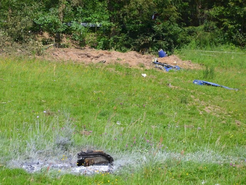 Nach der Kollision mit einem Kampfjet der Bundeswehr ist am Montagnachmittag ein Learjet bei Elpe im Sauerland abgestürzt. Der Unfall geschah bei einer Flugübung. Mindestens ein Insasse des Zivilflugzeugs kam ums Leben.