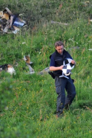 Nach der Kollision mit einem Kampfjet der Bundeswehr ist am Montagnachmittag ein Learjet bei Elpe im Sauerland abgestürzt. Der Unfall geschah bei einer Flugübung. Mindestens ein Insasse des Zivilflugzeugs kam ums Leben.