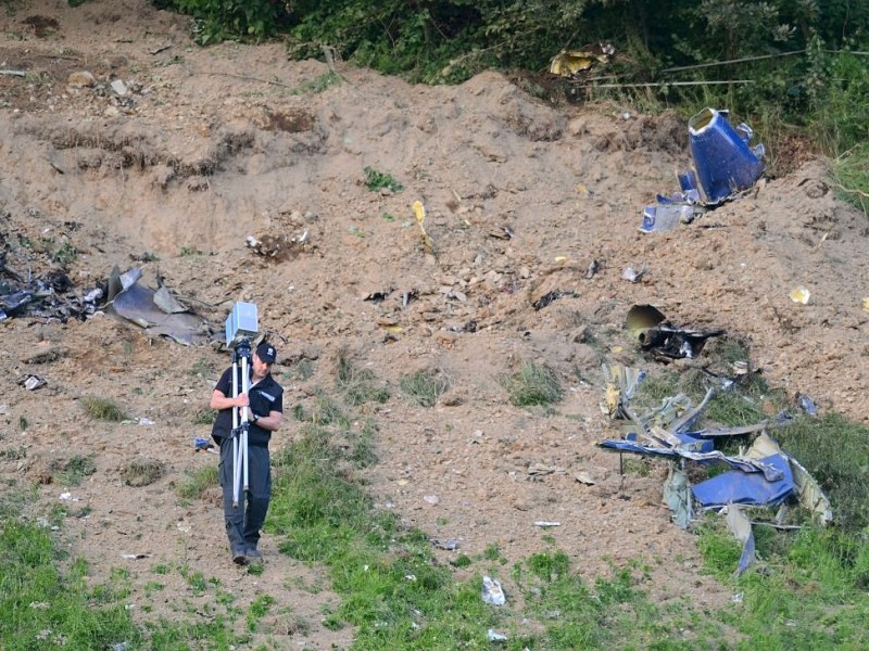 Nach der Kollision mit einem Kampfjet der Bundeswehr ist am Montagnachmittag ein Learjet bei Elpe im Sauerland abgestürzt. Der Unfall geschah bei einer Flugübung. Mindestens ein Insasse des Zivilflugzeugs kam ums Leben.