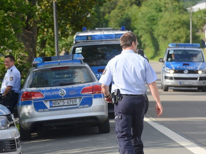 Nach der Kollision mit einem Kampfjet der Bundeswehr ist am Montagnachmittag ein Learjet bei Elpe im Sauerland abgestürzt. Der Unfall geschah bei einer Flugübung. Mindestens ein Insasse des Zivilflugzeugs kam ums Leben.