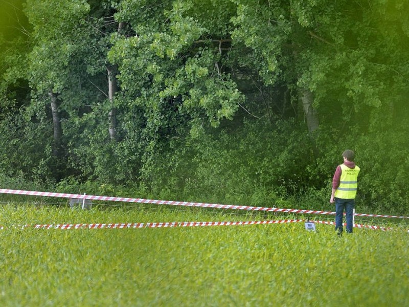 Nach der Kollision mit einem Kampfjet der Bundeswehr ist am Montagnachmittag ein Learjet bei Elpe im Sauerland abgestürzt. Der Unfall geschah bei einer Flugübung. Mindestens ein Insasse des Zivilflugzeugs kam ums Leben.