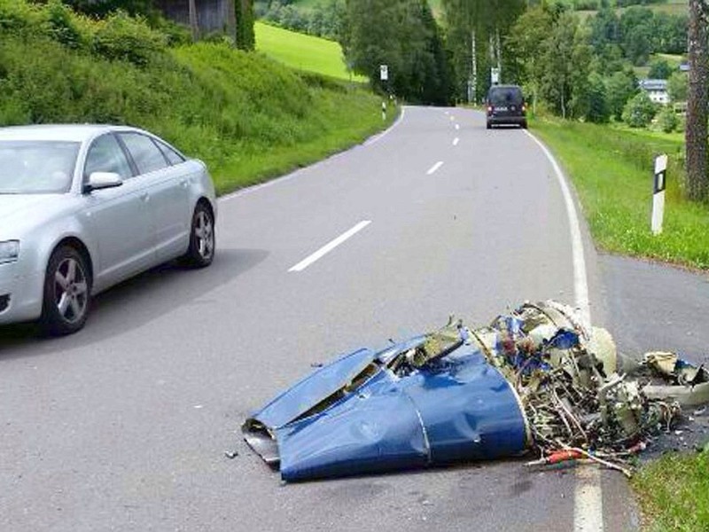 Das mit einem Piloten und einem Passagier besetzte Flugzeug...