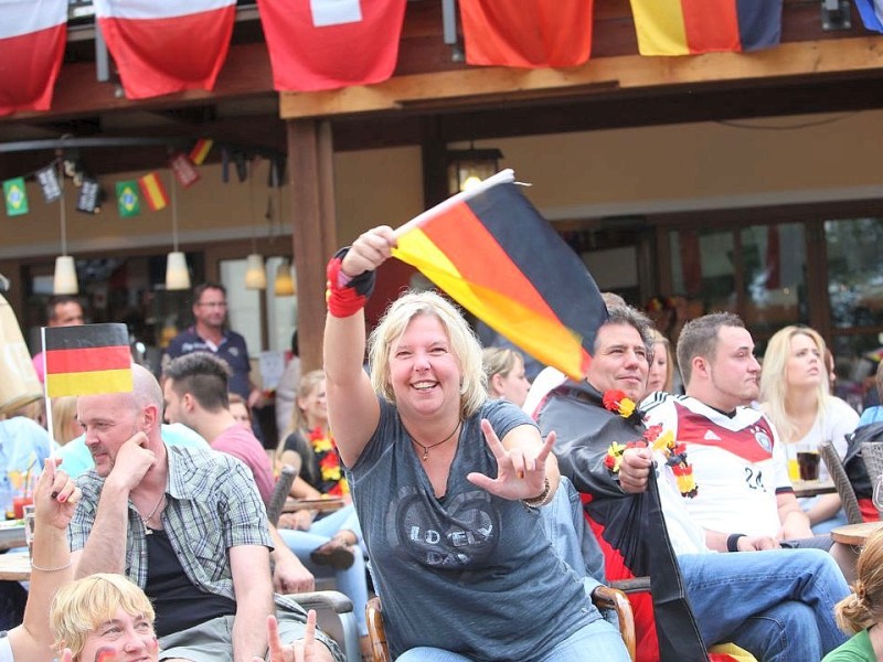 So jubelten und zitterten die Fans beiM Public Viewing in der Essener Bar Celona an der Westfalenstraße.