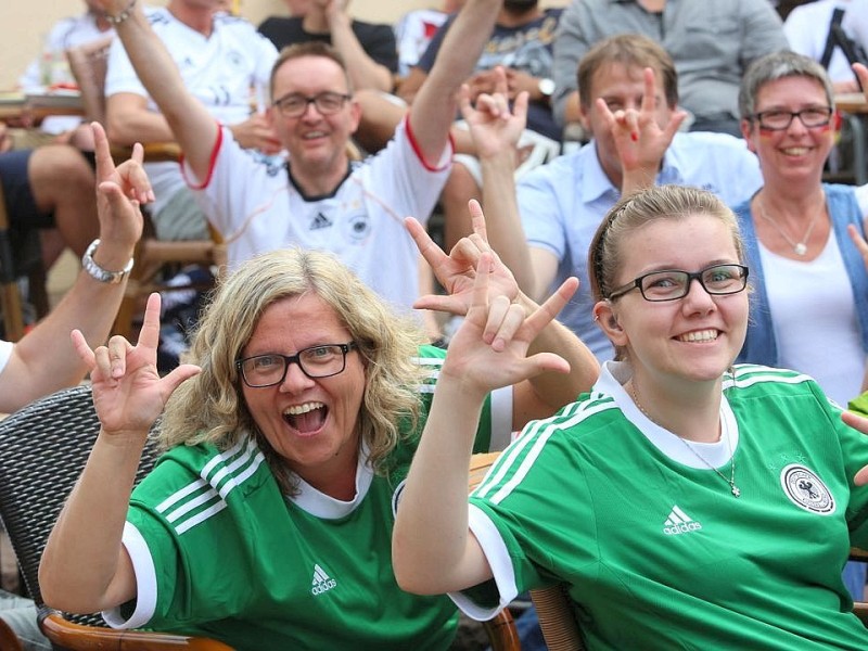 So jubelten und zitterten die Fans beiM Public Viewing in der Essener Bar Celona an der Westfalenstraße.