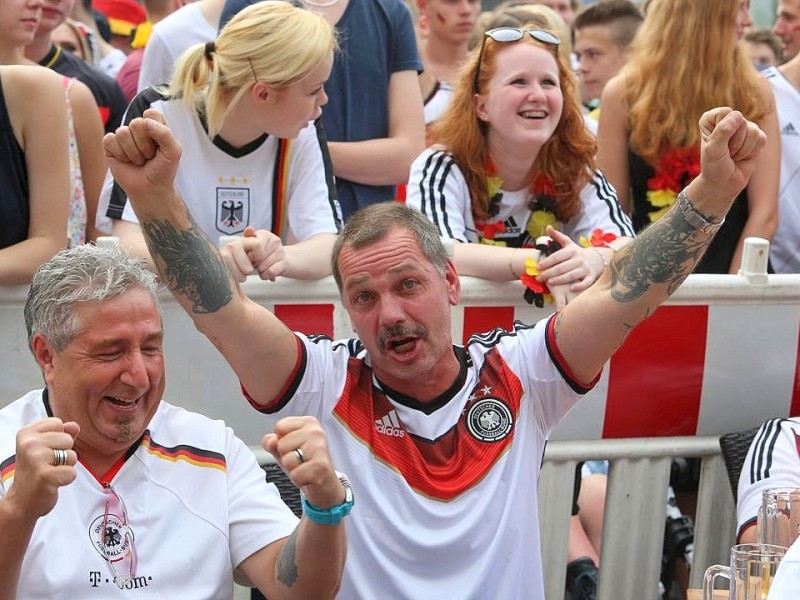 So jubelten und zitterten die Fans beiM Public Viewing in der Essener Bar Celona an der Westfalenstraße.