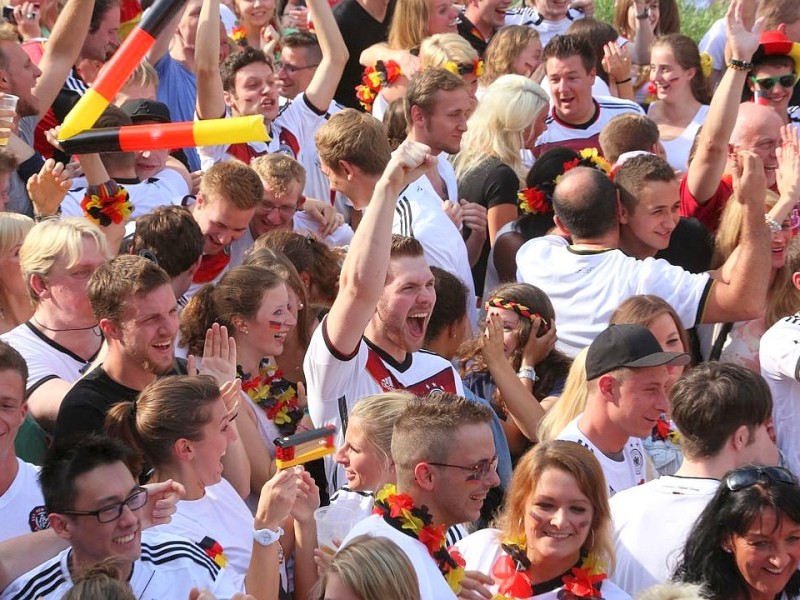 So jubelten und zitterten die Fans beiM Public Viewing in der Essener Bar Celona an der Westfalenstraße.