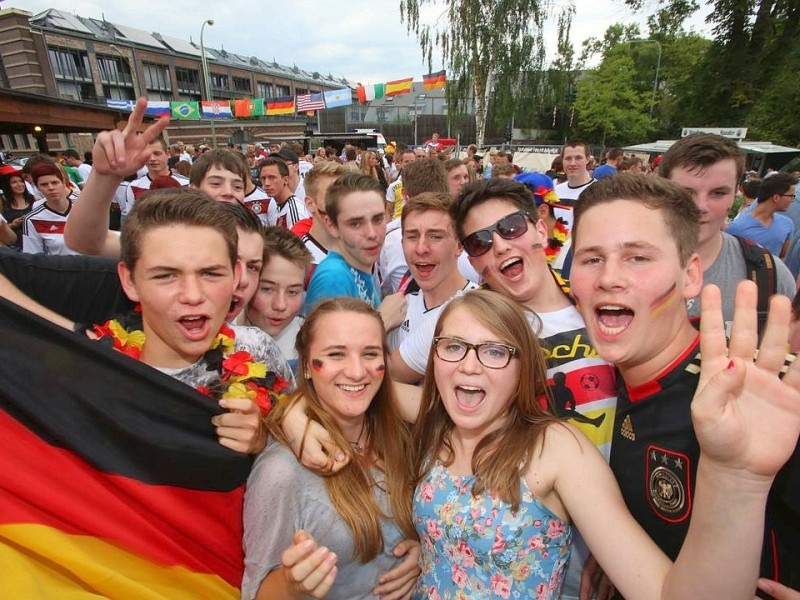 So jubelten und zitterten die Fans beiM Public Viewing in der Essener Bar Celona an der Westfalenstraße.