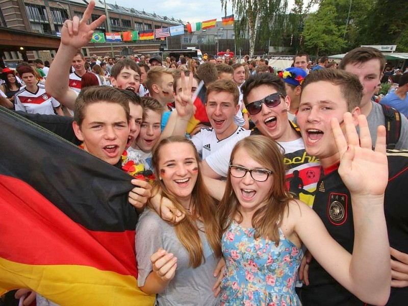 So jubelten und zitterten die Fans beiM Public Viewing in der Essener Bar Celona an der Westfalenstraße.