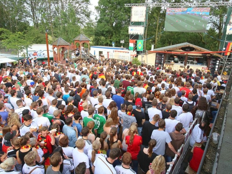 So jubelten und zitterten die Fans beiM Public Viewing in der Essener Bar Celona an der Westfalenstraße.