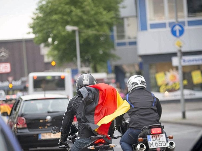 Nach dem Abpfiff starteten Fußballfans einen Autokorso in der Duisburger Innenstadt.