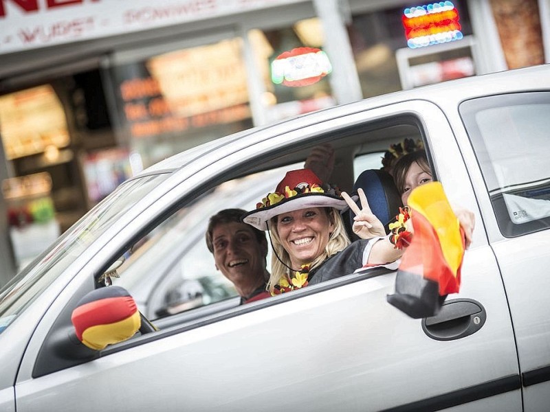 Nach dem Abpfiff starteten Fußballfans einen Autokorso in der Duisburger Innenstadt.