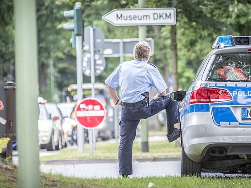 Nach dem Abpfiff starteten Fußballfans einen Autokorso in der Duisburger Innenstadt.