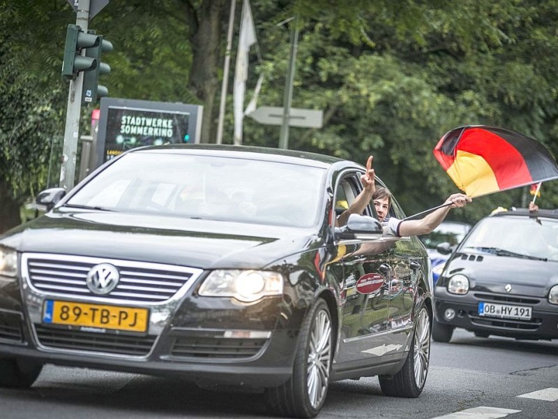 Nach dem Abpfiff starteten Fußballfans einen Autokorso in der Duisburger Innenstadt.