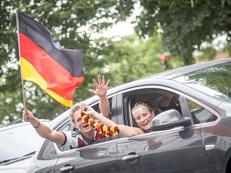 Nach dem Abpfiff starteten Fußballfans einen Autokorso in der Duisburger Innenstadt.