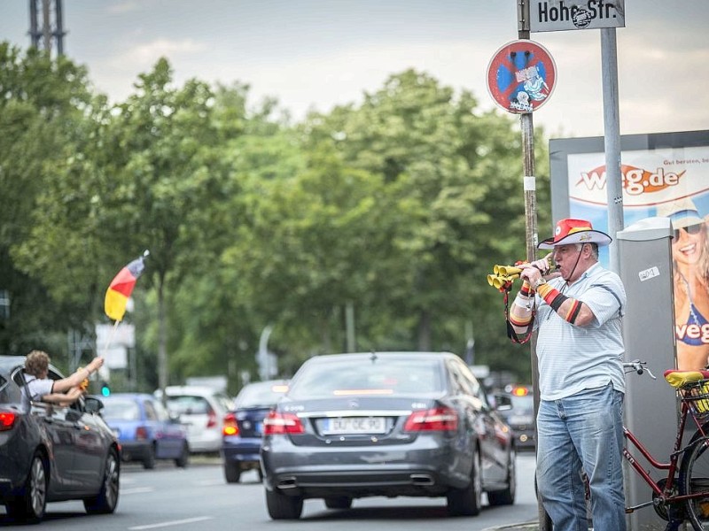 Nach dem Abpfiff starteten Fußballfans einen Autokorso in der Duisburger Innenstadt.