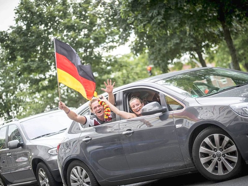 Nach dem Abpfiff starteten Fußballfans einen Autokorso in der Duisburger Innenstadt.