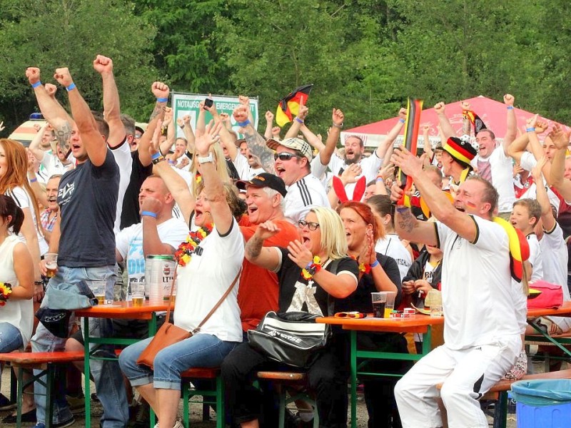 Public Viewing am Delta Musik Park in Hamborn.