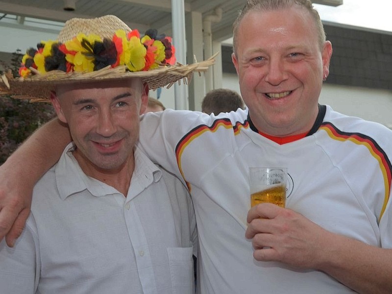 Rund 600 Fußball-Fans verfolgten Freitagabend in der St.-Georgs-Halle in Meschede das Spiel Deutschland gegen Frankreich.